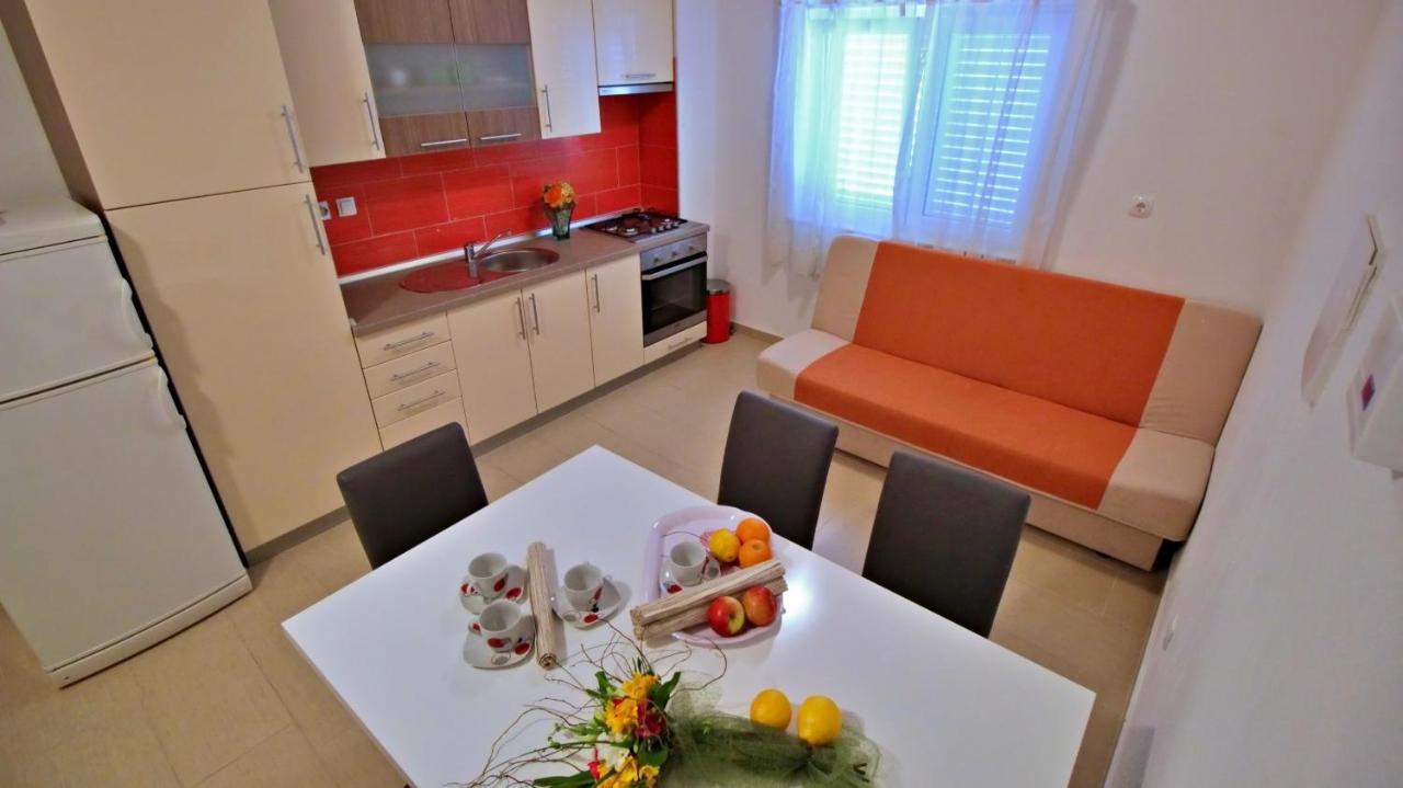 Apartments Iko Omis Bagian luar foto