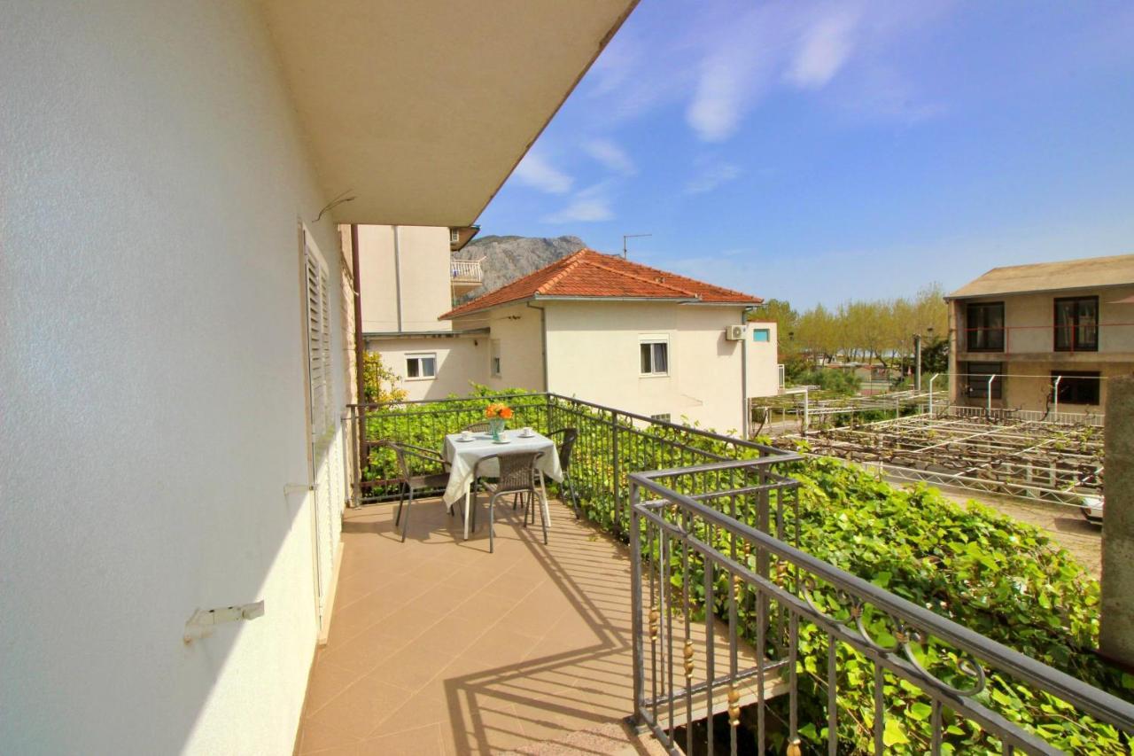 Apartments Iko Omis Bagian luar foto