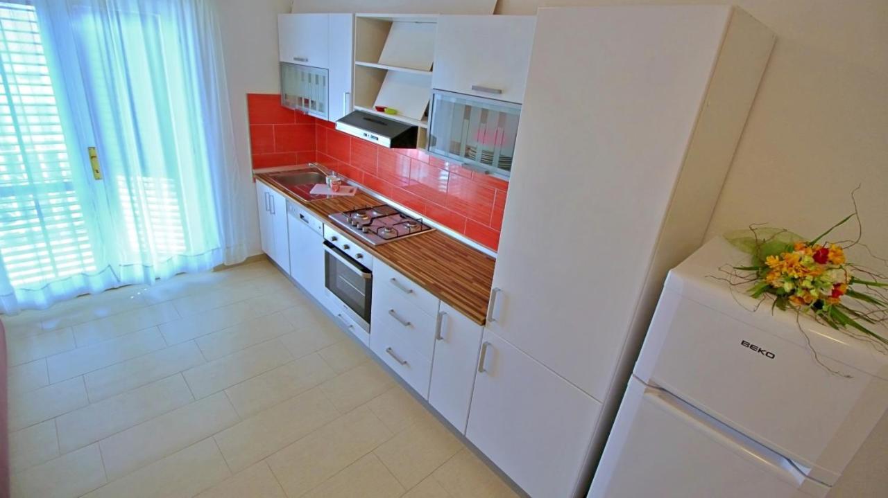 Apartments Iko Omis Bagian luar foto