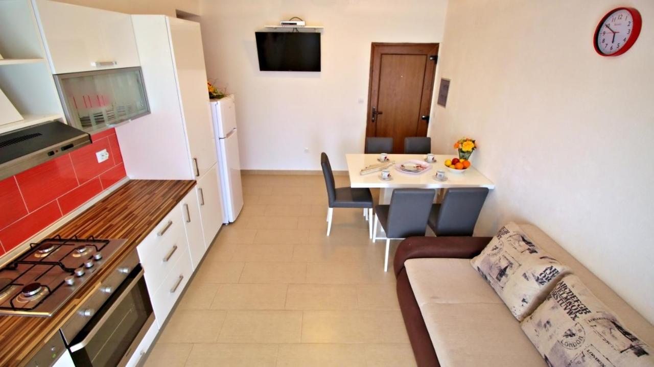 Apartments Iko Omis Bagian luar foto