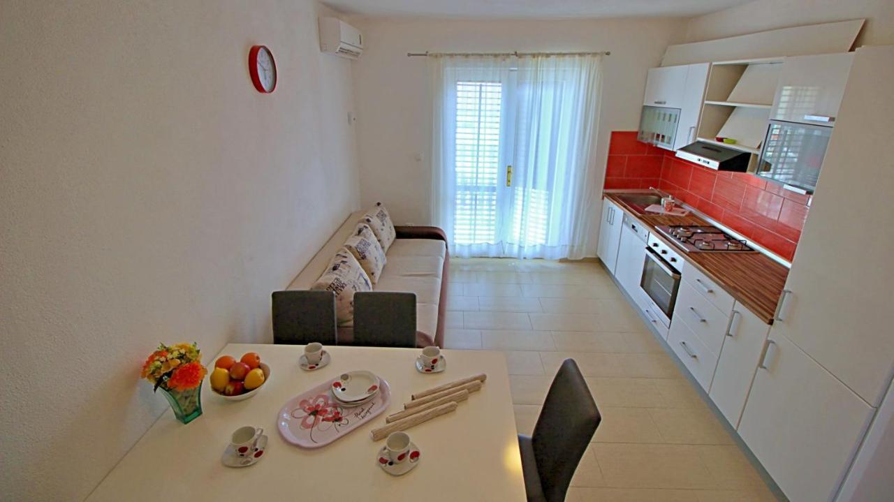 Apartments Iko Omis Bagian luar foto