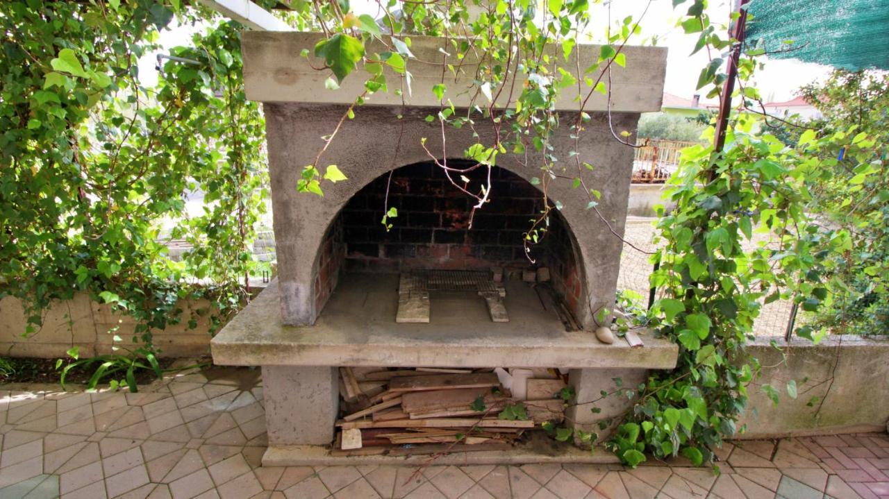 Apartments Iko Omis Bagian luar foto