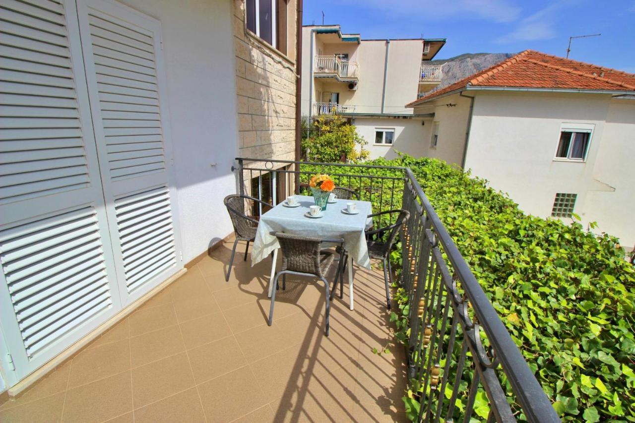 Apartments Iko Omis Bagian luar foto
