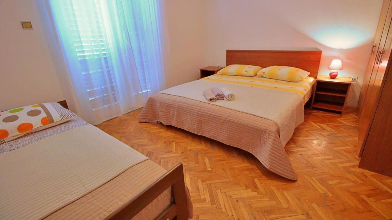 Apartments Iko Omis Bagian luar foto