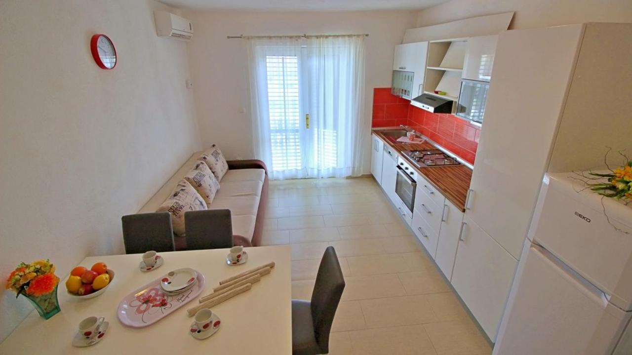 Apartments Iko Omis Bagian luar foto