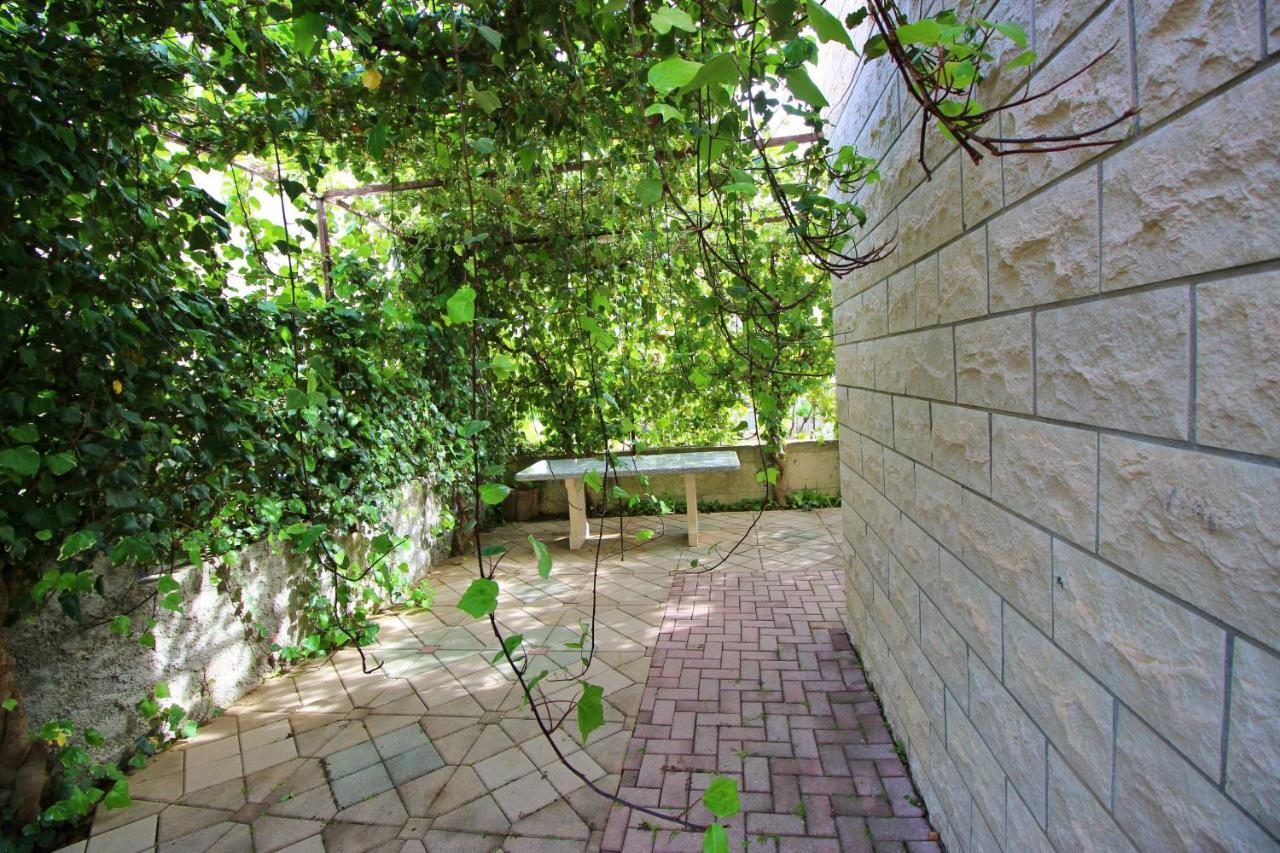 Apartments Iko Omis Bagian luar foto