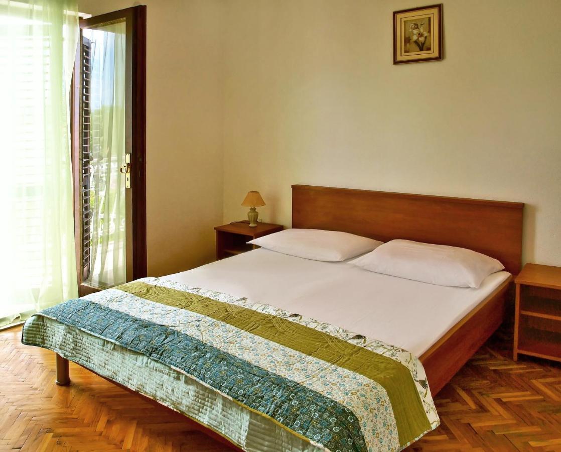 Apartments Iko Omis Bagian luar foto