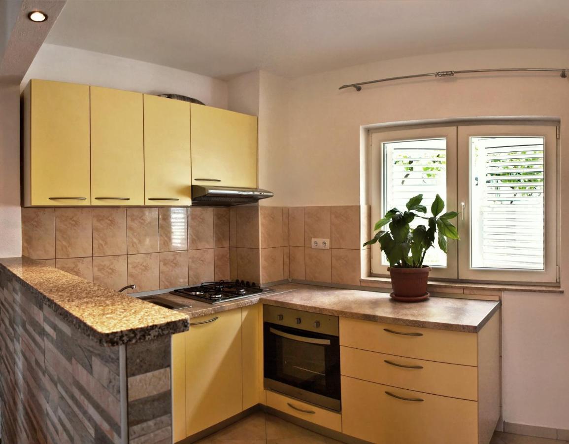 Apartments Iko Omis Bagian luar foto